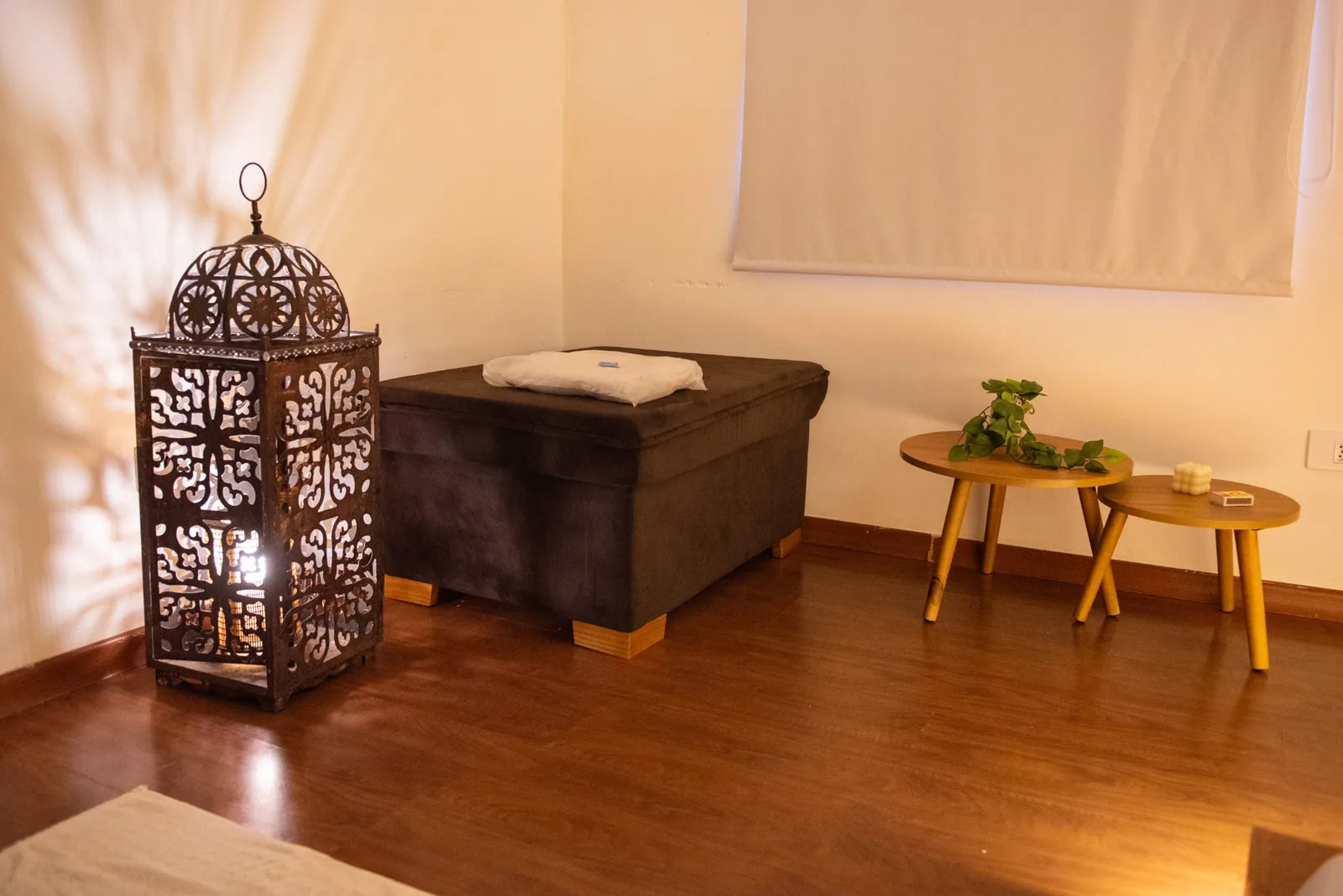 Sala de atendimento com lanterna marroquina