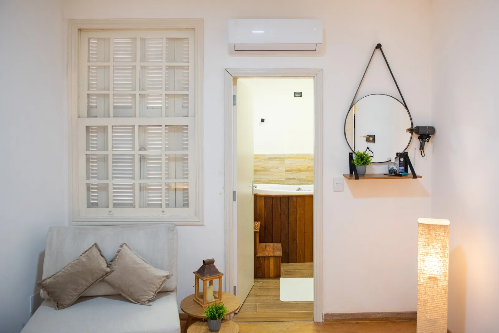 Sala com janela e acesso ao banheiro